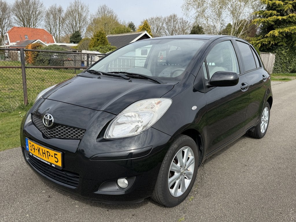 Toyota Yaris 1.3 VVTi Executive ECC/NAVI/KEYLESS/AUTOMAAT/AP, 4 cilinders, Zwart, Bedrijf, 550 kg