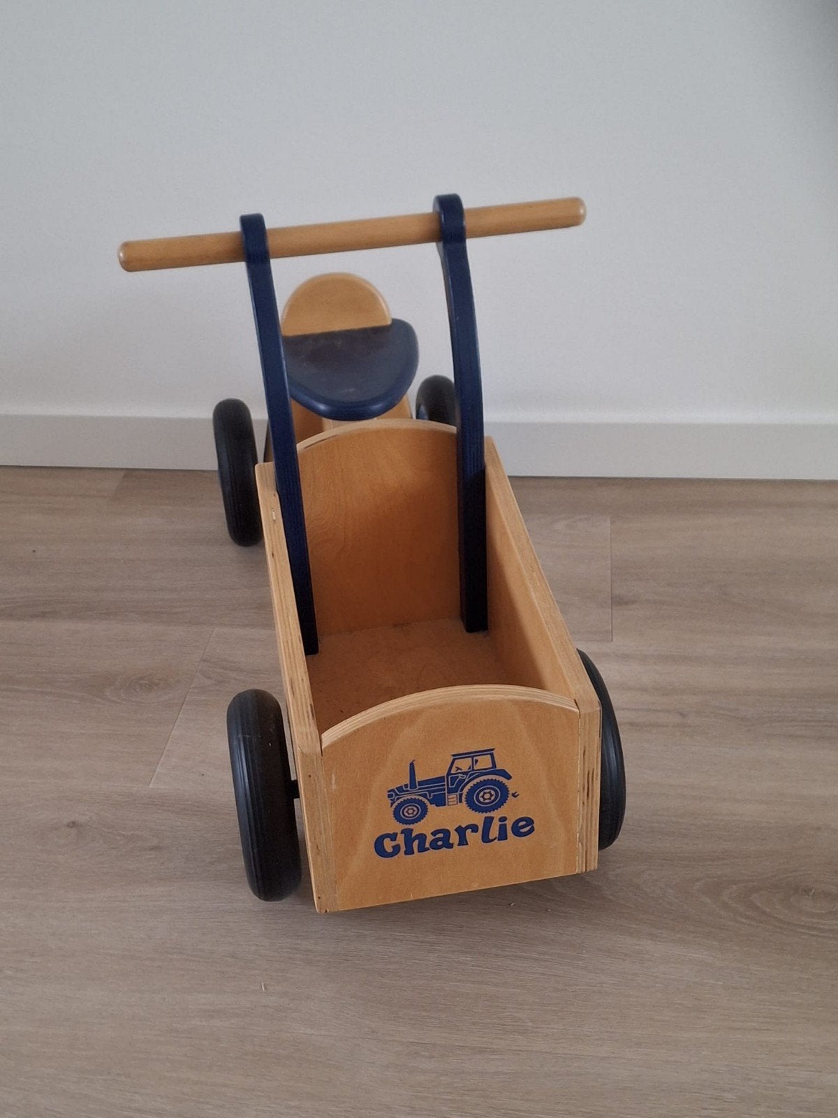 Houten loopfiets met de naam Charlie, Ophalen, Loopfiets