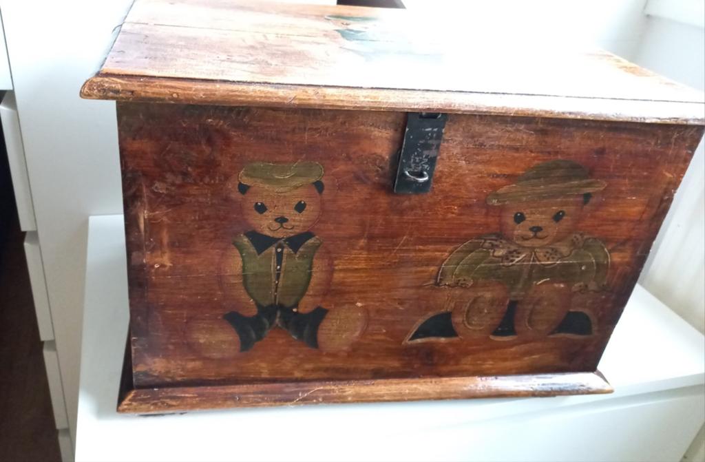 Vintage houten kist met beren er op., Ophalen
