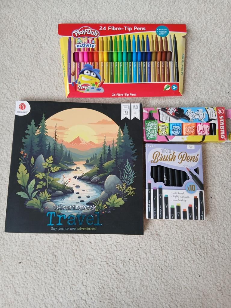 Kleurboek 'Travel' met stiften en brush pennen, Ophalen of Verzenden, Nieuw, Boek of Gids
