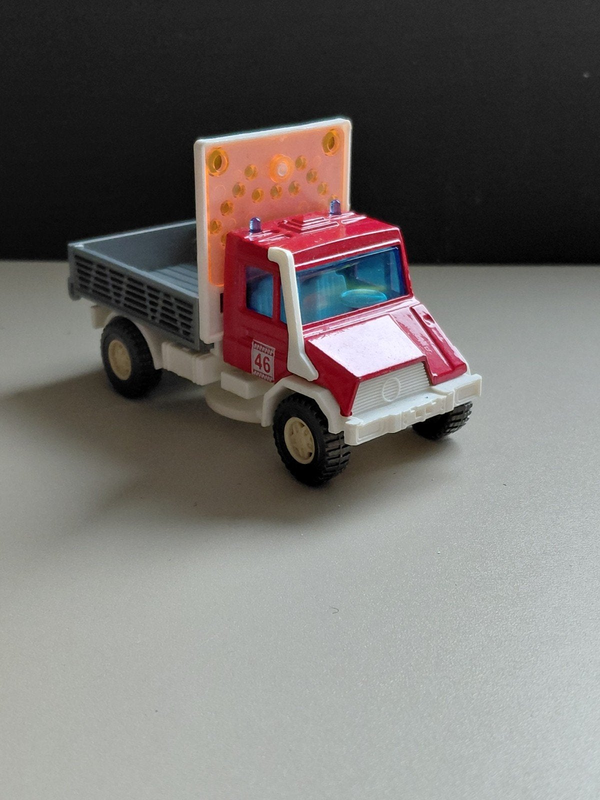 Unimog schaalmodel 1/50 met lichtbalk, Ophalen of Verzenden, Zo goed als nieuw, Bus of Vrachtwagen