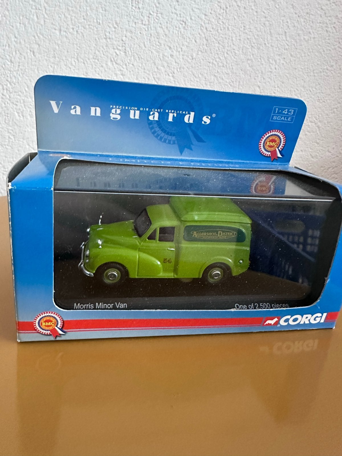 Vanguards Morris Minor Van - Aldershot District 1:43, Ophalen of Verzenden, Nieuw, Bus of Vrachtwagen, Vanguards