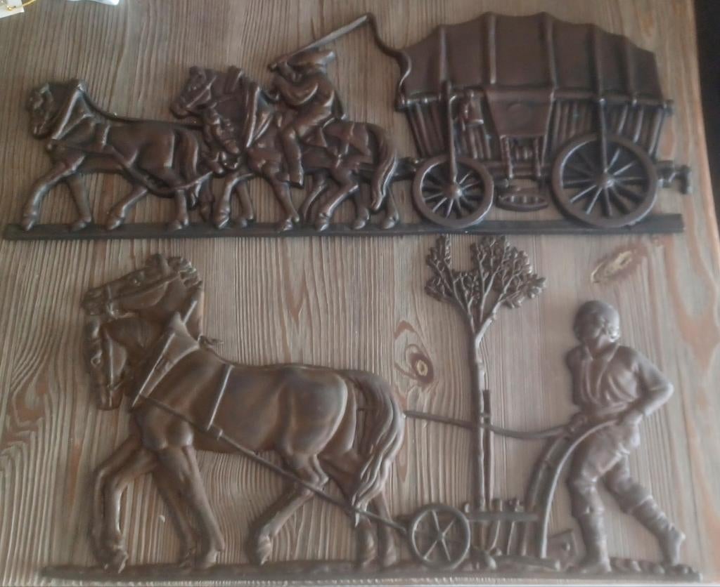 Gietijzeren muur decoratie paarden met eg & huifkar, Ophalen