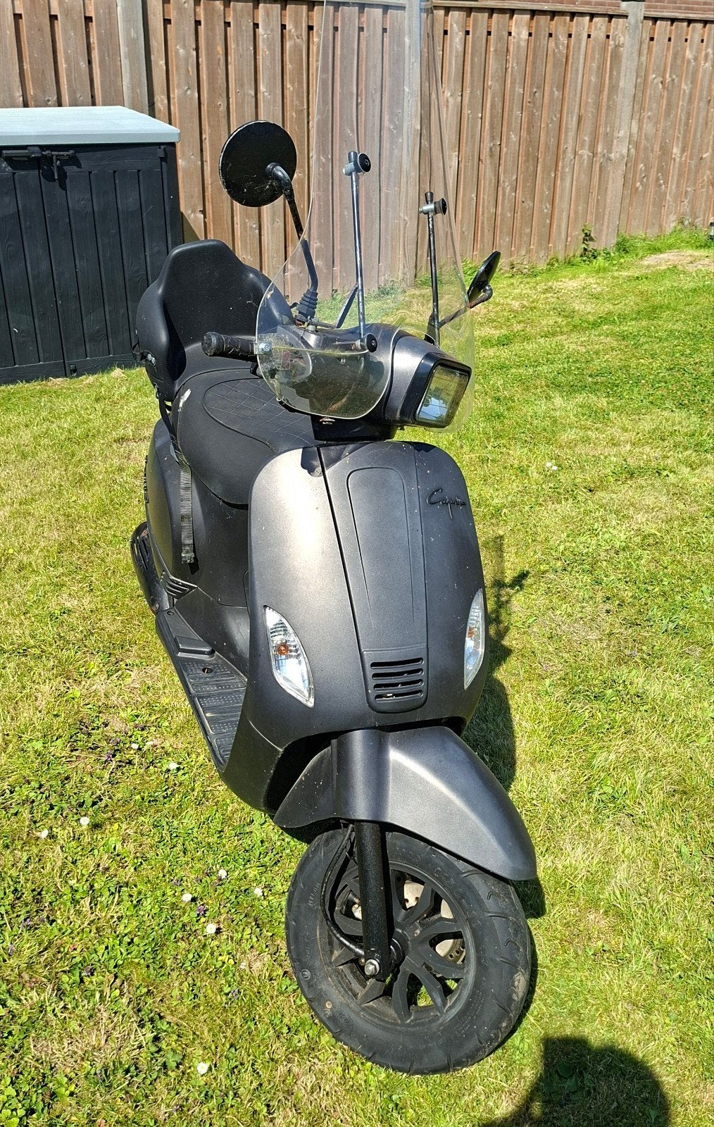 Capri scooter matzwart met windscherm, Fietsen en Brommers, Snorfietsen en Snorscooters, Overige merken, Benzine, Ophalen