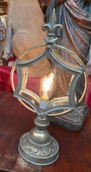 Mooie lantaarn op bat, Ophalen, Koper of Brons