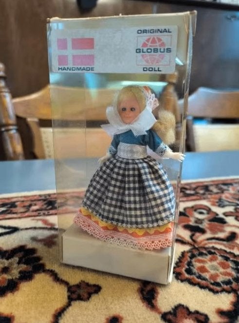 Globus Doll - Handgemaakte Pop in Klederdracht, Verzamelen, Poppen, Gebruikt, Onbekend, Globus Doll, Ophalen of Verzenden