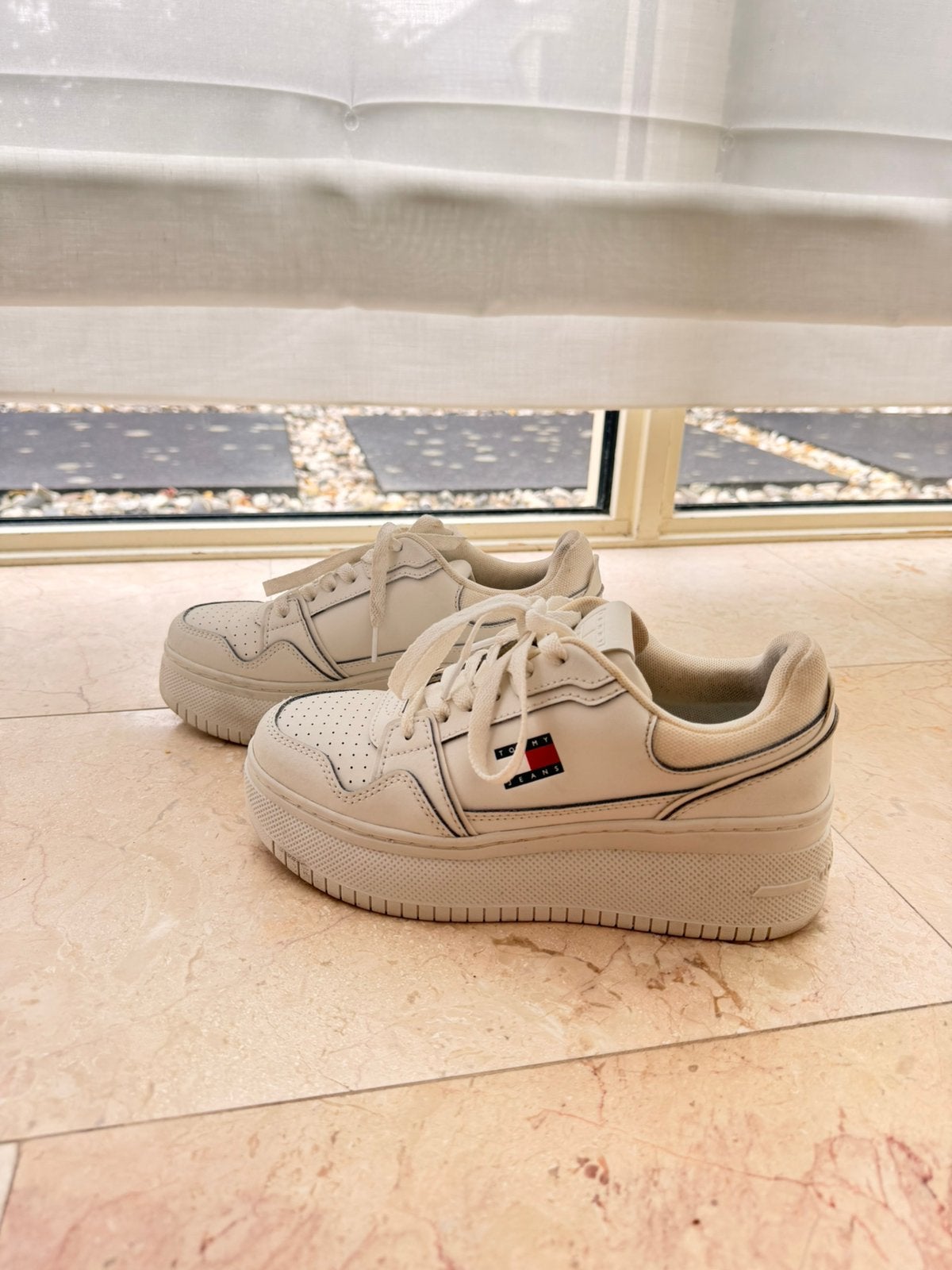 Tommy Hilfiger witte plateau schoenen maat 38, Ophalen, Zo goed als nieuw, Wit