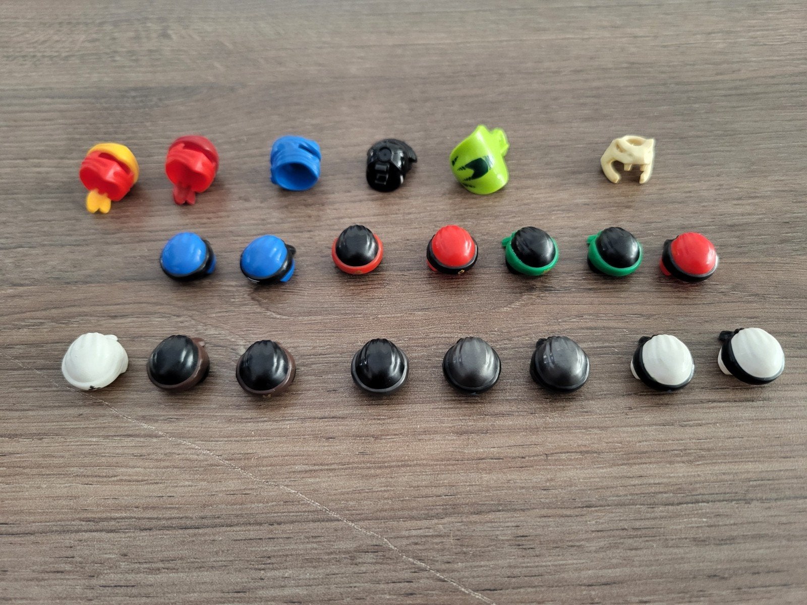 21x Lego Ninjago helmpjes / maskers /petjes, Ophalen of Verzenden, Zo goed als nieuw