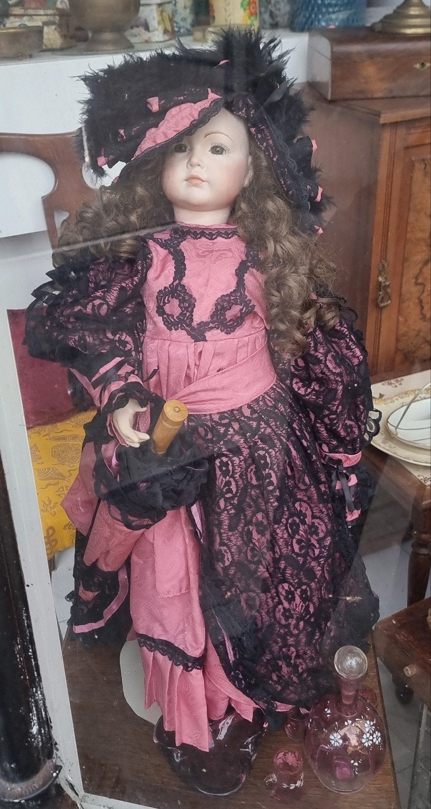 Antieke pop 67cm met roze jurk en paraplu, Ophalen of Verzenden, Gebruikt, Pop