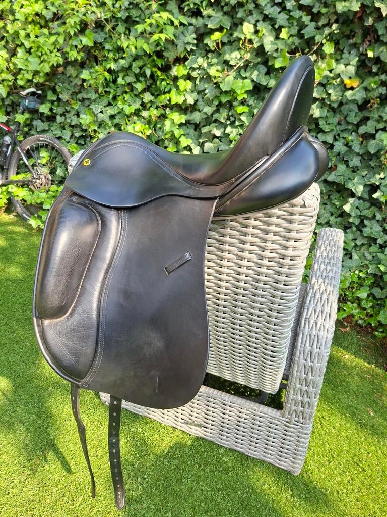 Anatomica Cygnus dressuurzadel 18 inch, Dieren en Toebehoren, Paarden en Pony's | Zadels, Ophalen, Zo goed als nieuw, Dressuur