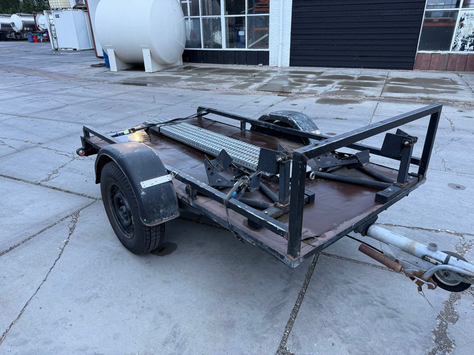 Geremde motor Saris aanhanger met nieuwe banden, Ophalen, Gebruikt