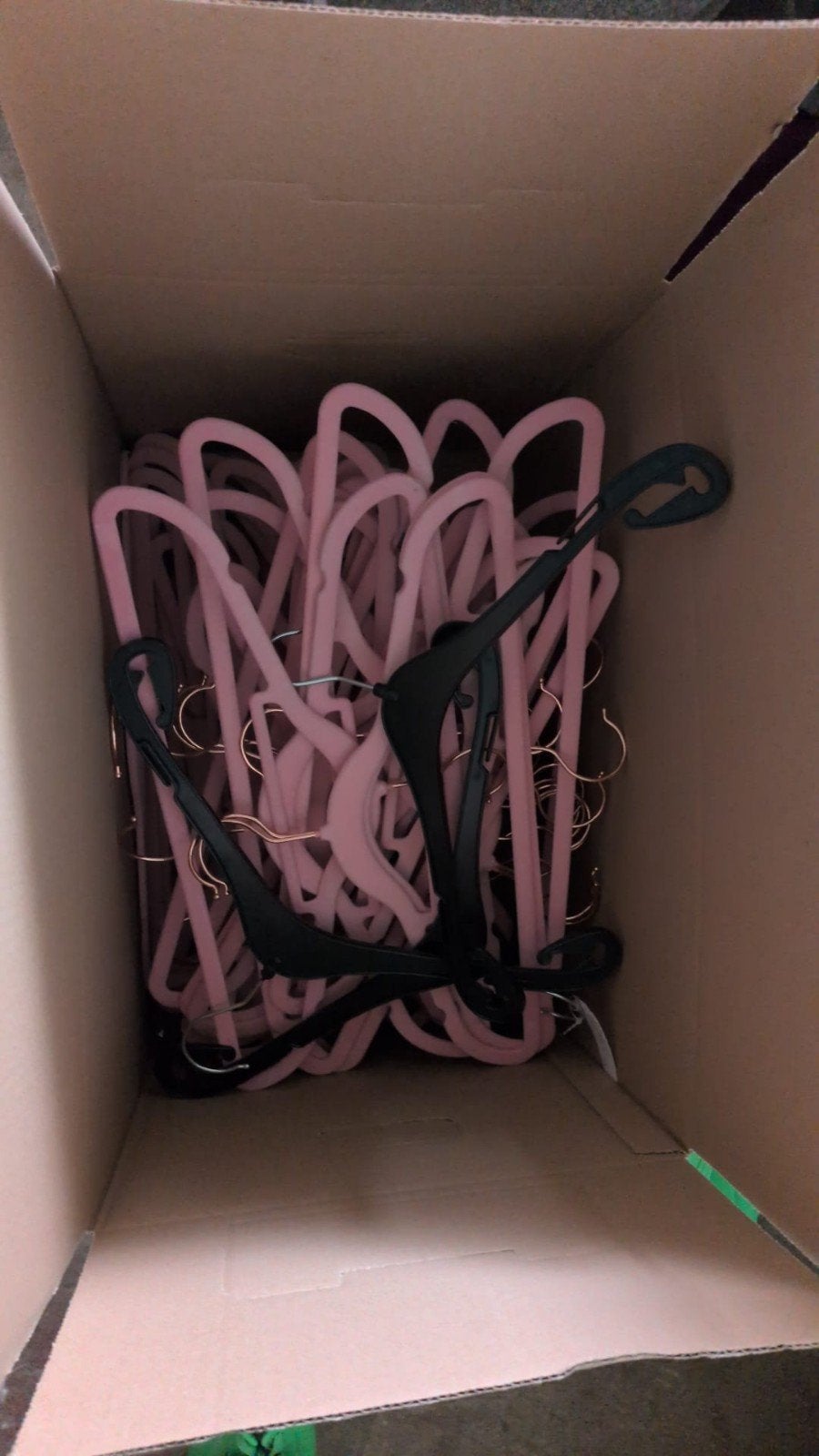 Roze en zwarte kledinghangers - Set van 20+, Kleding | Dames, Ophalen, Gebruikt, Fluweel, Volwassenen