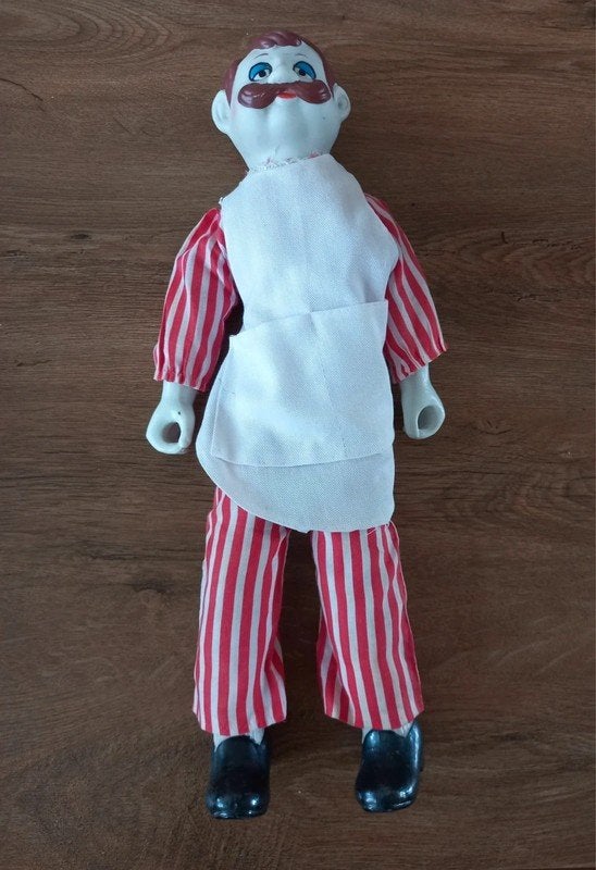 Pop van stof en stenen hoofdje, handjes en voetjes, Verzamelen, Poppen, Ophalen of Verzenden, Zo goed als nieuw, Pop