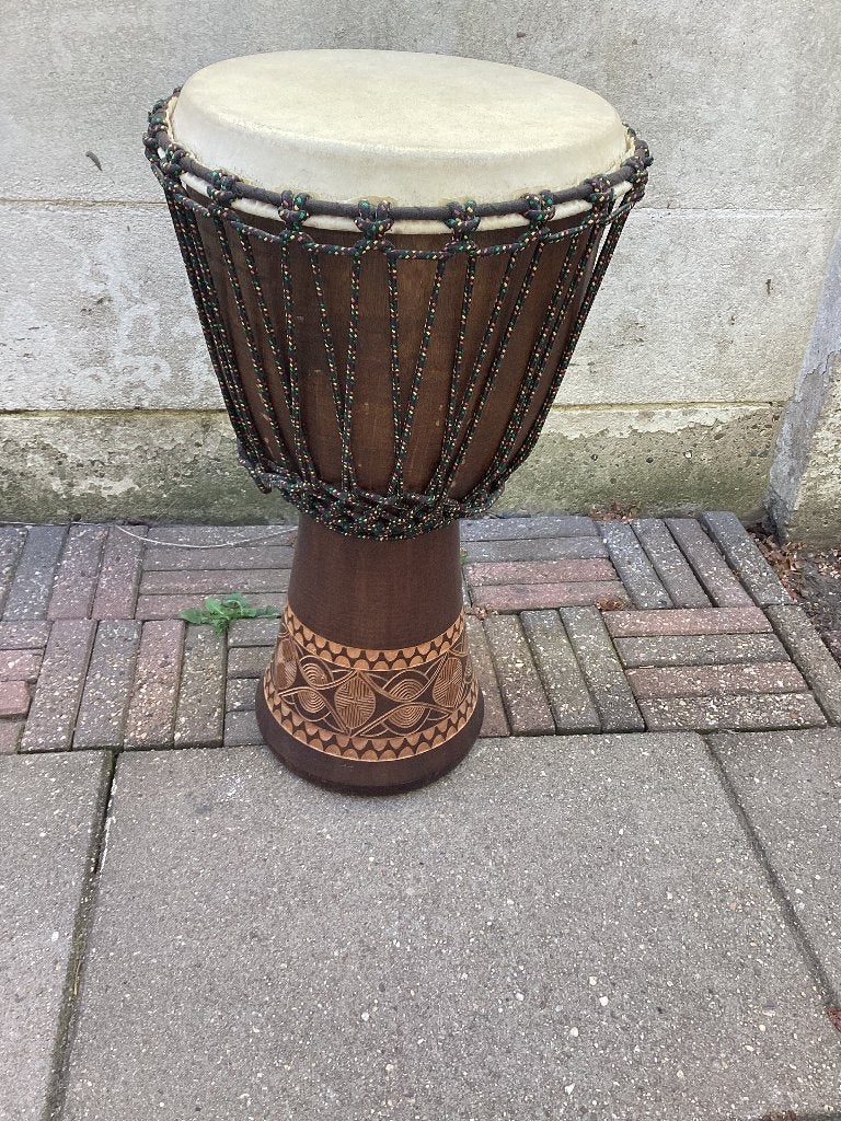 Mooie bewerkte grote Afrikaanse Djembe in hoes, Ophalen, Gebruikt, Trommel