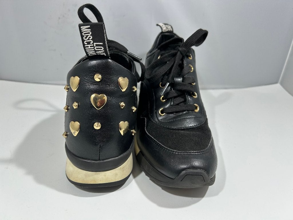 Love Moschino, maat 39 sneakers met gouden hartjes, Kleding | Dames, Love Moschino, Verzenden, Zwart, Sneakers of Gympen