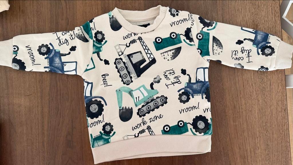 Nieuw truitje baby blue met voertuigen print - Maat 80, Kinderen en Baby's, Babykleding | Maat 80, Ophalen of Verzenden, Nieuw