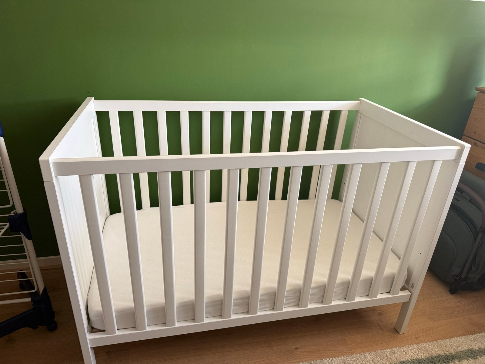 IKEA SUNDVIK Babybedje wit met HIMLAVALV 3D matras, Ophalen, Zo goed als nieuw, Ledikant