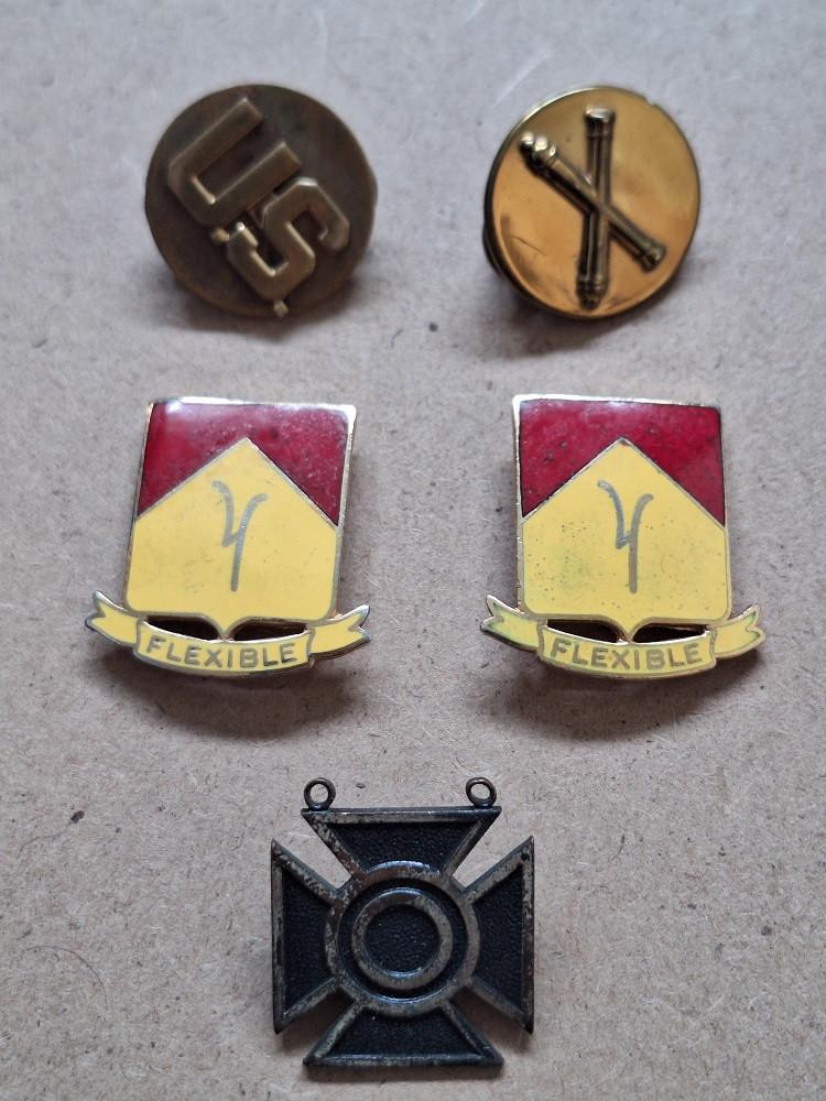 US Korean War 94th Armored FAB insignia lot, Verzenden, Overige soorten, Amerika, Embleem of Badge