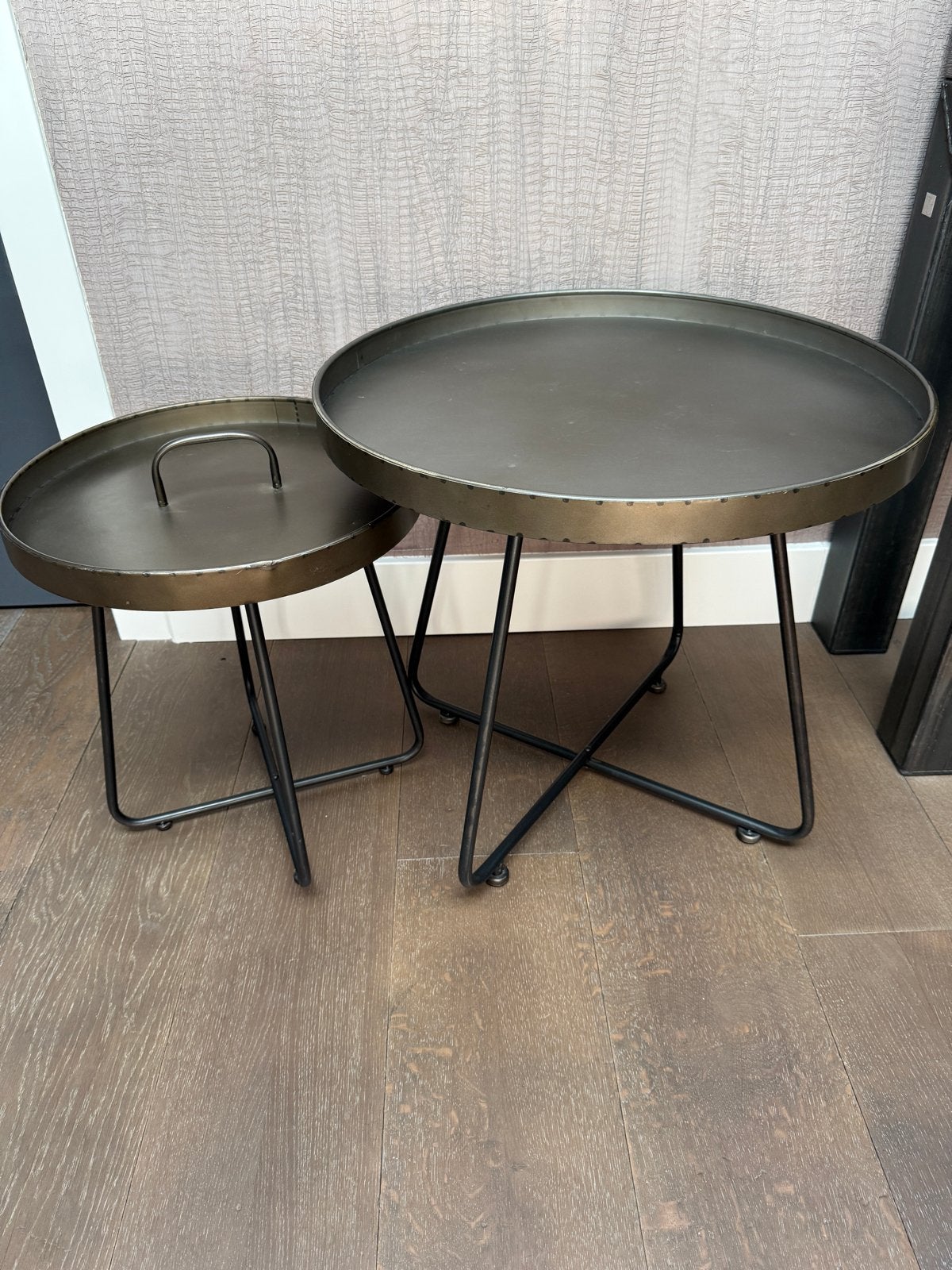 Set van 2 metalen bijzettafels - industrieel design, Gebruikt, Metaal of Aluminium, Rond, 55 tot 75 cm