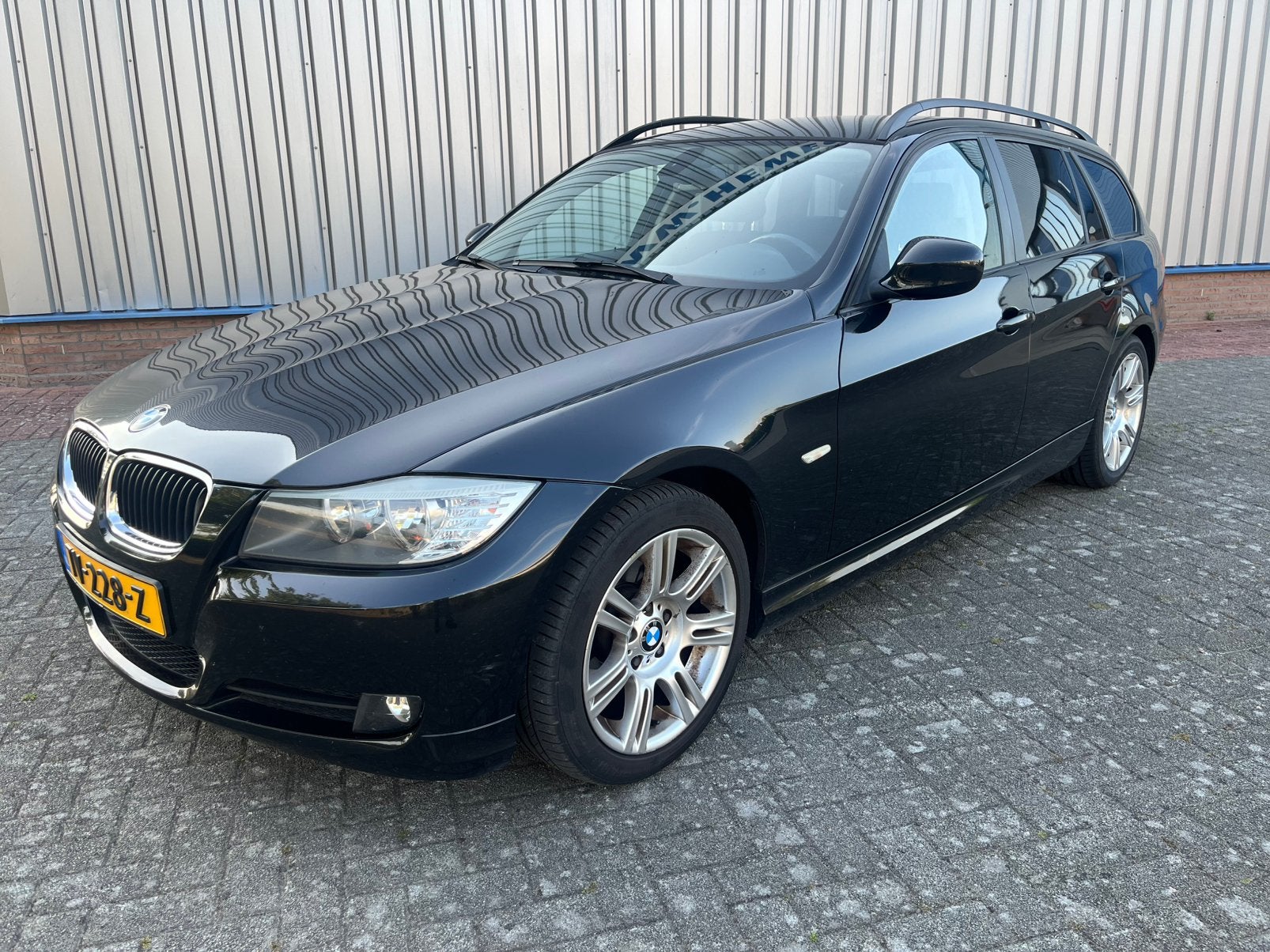 BMW 3-Serie 2.0 318 I Touring 2010 Business Line, Auto's, BMW, Zwart, Zwart, Handgeschakeld, 1405 kg