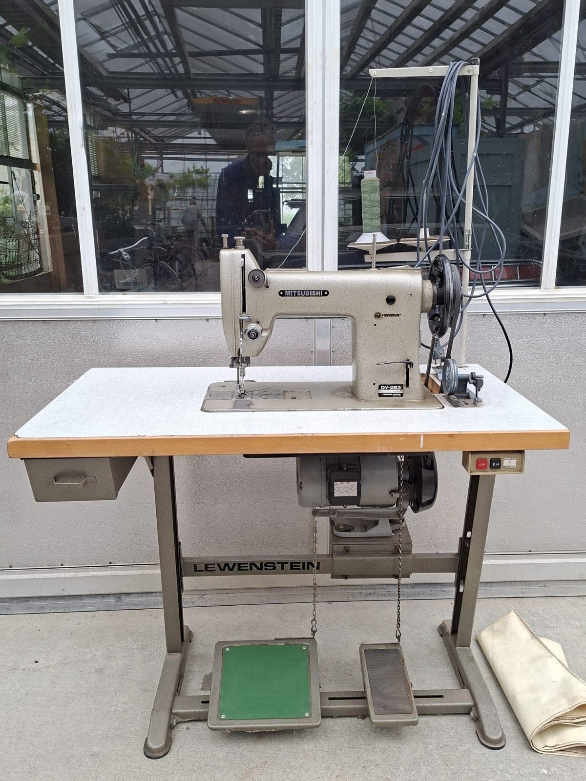 Mitsubishi DY-253 Industriële Naaimachine, Ophalen
