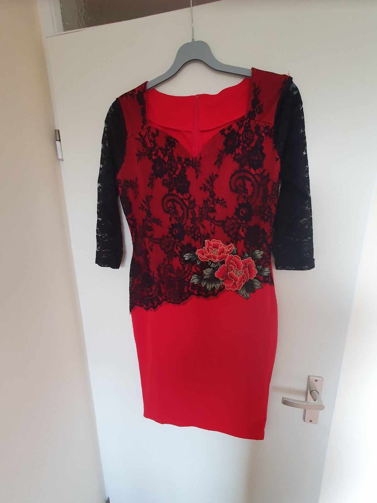 Mooi nieuw rode M jurk met zwart kant!, Maat 38/40 (M), Overige typen, Nieuw, Ophalen of Verzenden