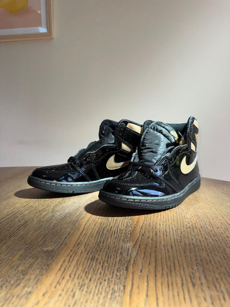 Air Jordan 1 High OG Metallic Gold US 8.5 EU 42, Zwart, Nieuw, Ophalen of Verzenden, Sneakers of Gympen