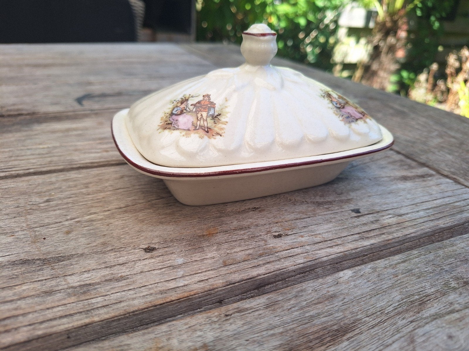 Antieke botervloot met romantische decoratie - 16x10 cm, Ophalen