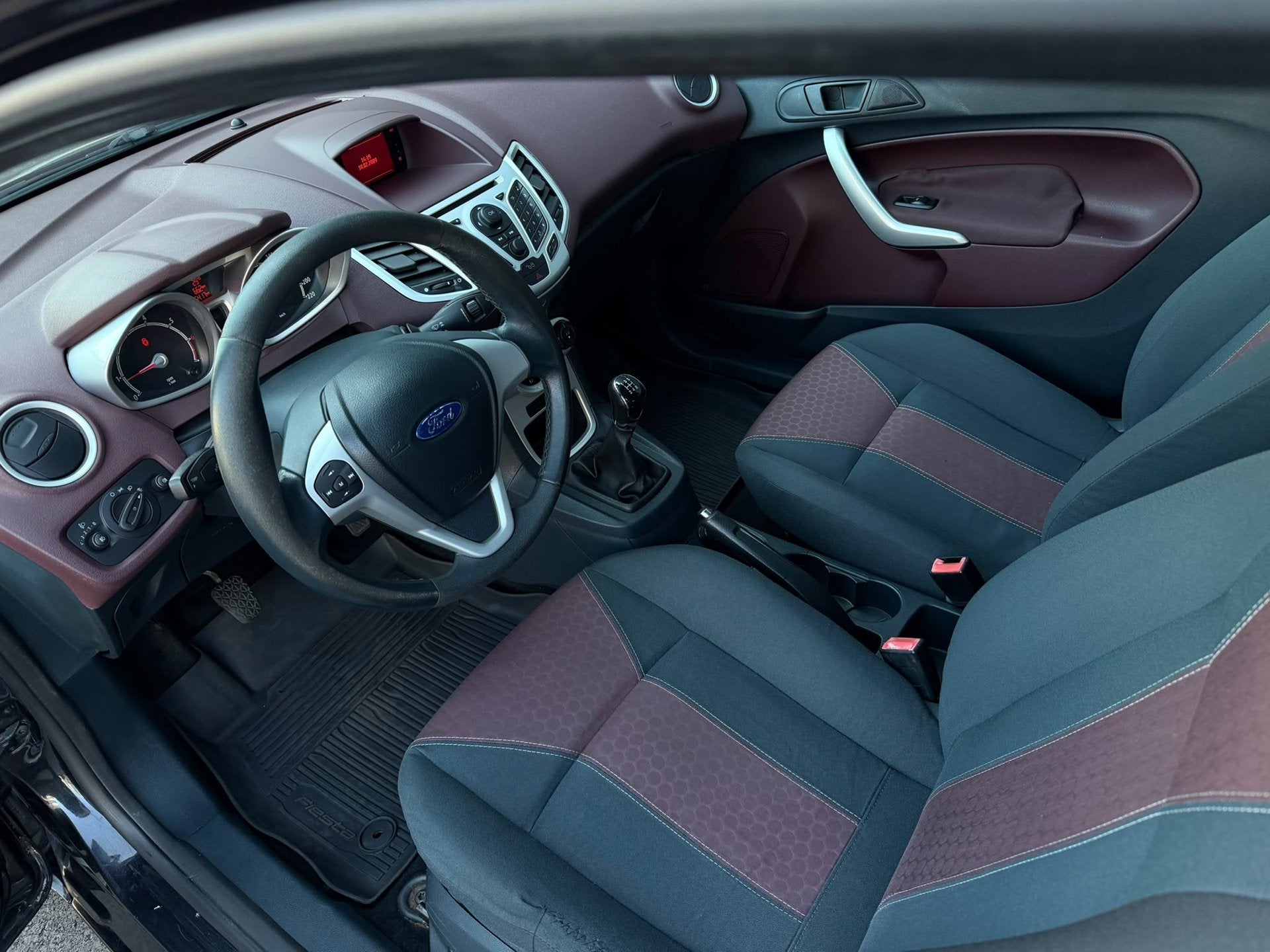 Ford Fiesta 1.4 Ghia 3D|nieuw apk|Rijklaar, Auto's, Voorwielaandrijving, Gebruikt, 31 €/maand, 4 cilinders