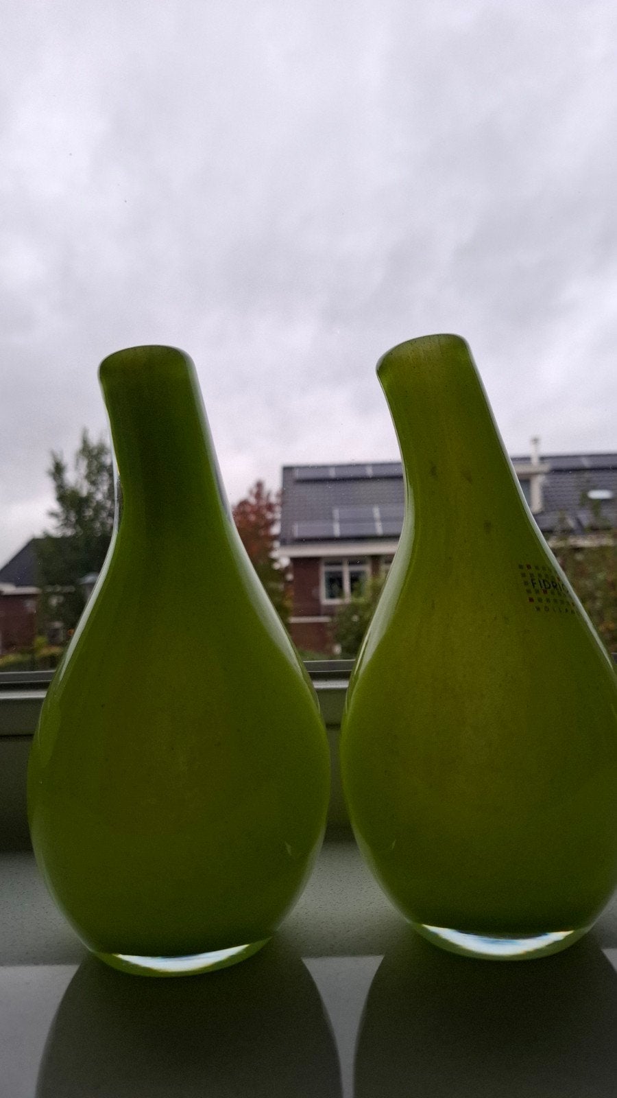 2 gelijke Fidrio vaasjes gemerkt met sticker, Verzenden