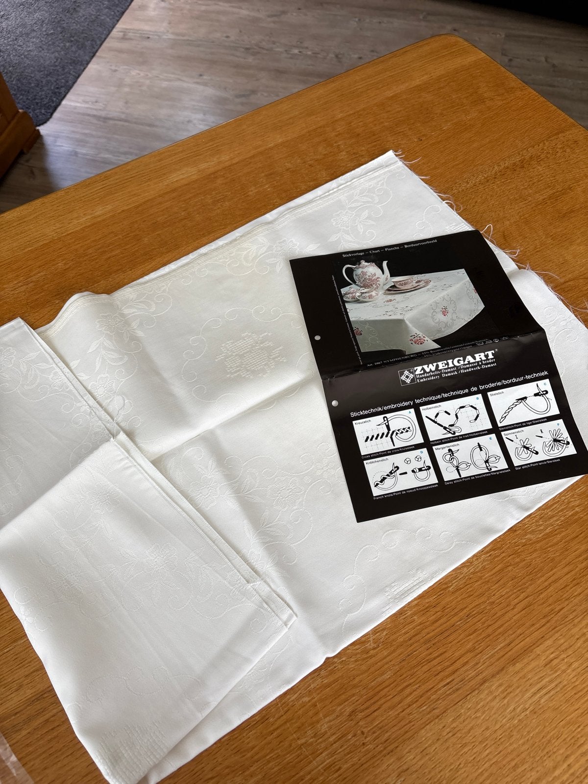 ZWEIGART Borduurpakket Nymphenburg - Damast Tafelkleed, Ophalen of Verzenden, Nieuw, Handborduren, Borduurpakket