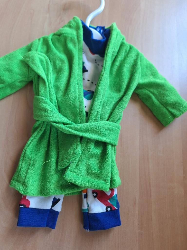 Poppenkleding set: Badjas en pyjama met auto's, Ophalen of Verzenden, Zo goed als nieuw, Overige typen