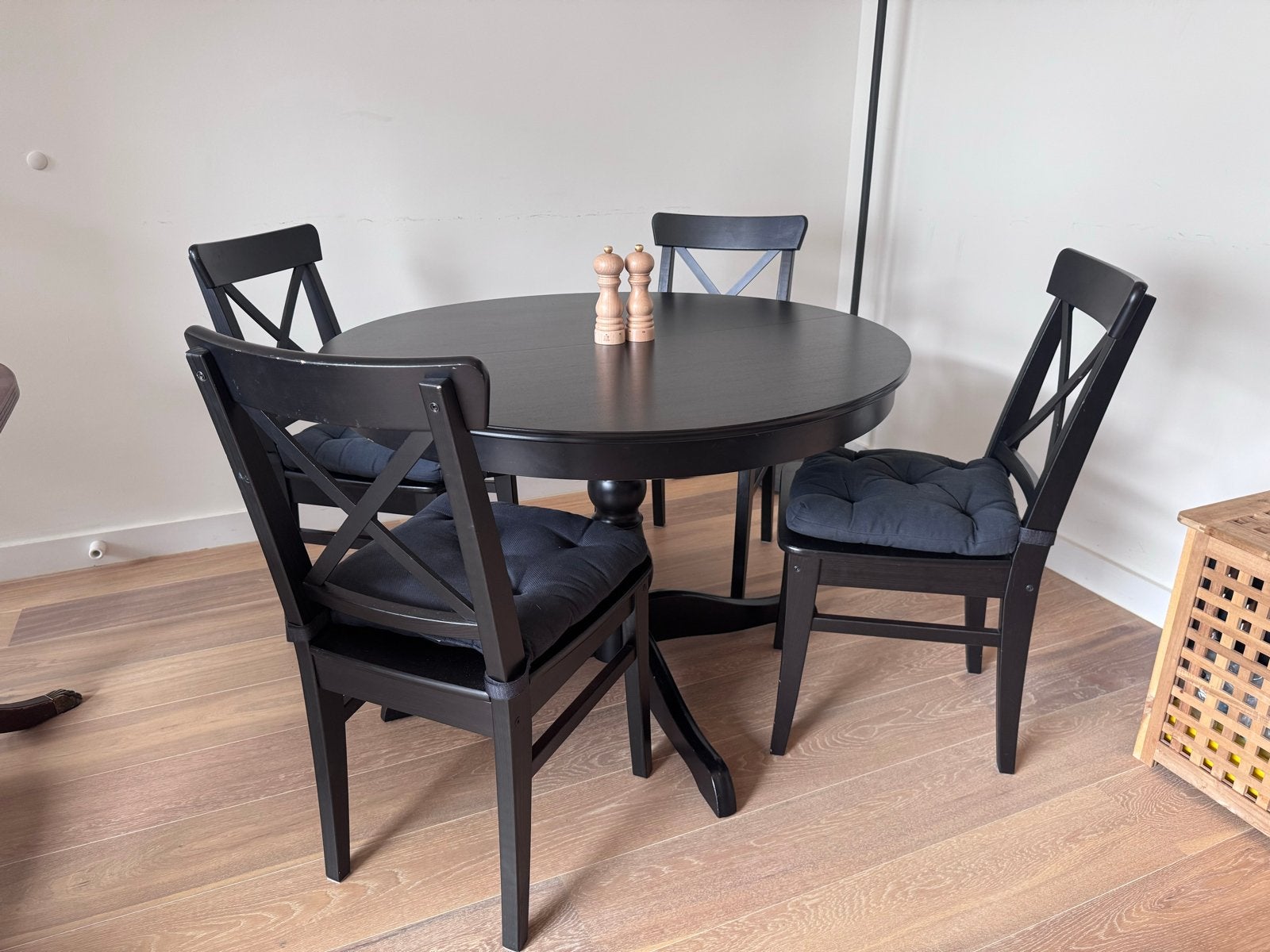 Ikea Ingatorp uitschuifbare tafel met 6 Ingolf stoelen, Huis en Inrichting, Tafels | Eettafels, Ophalen, Gebruikt, 100 tot 150 cm