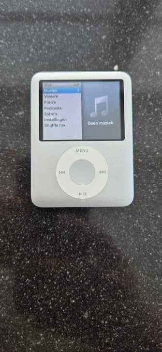 iPod Nano 3e generatie 8GB met harde cover, Gebruikt, Ophalen of Verzenden, Nano, Zilver