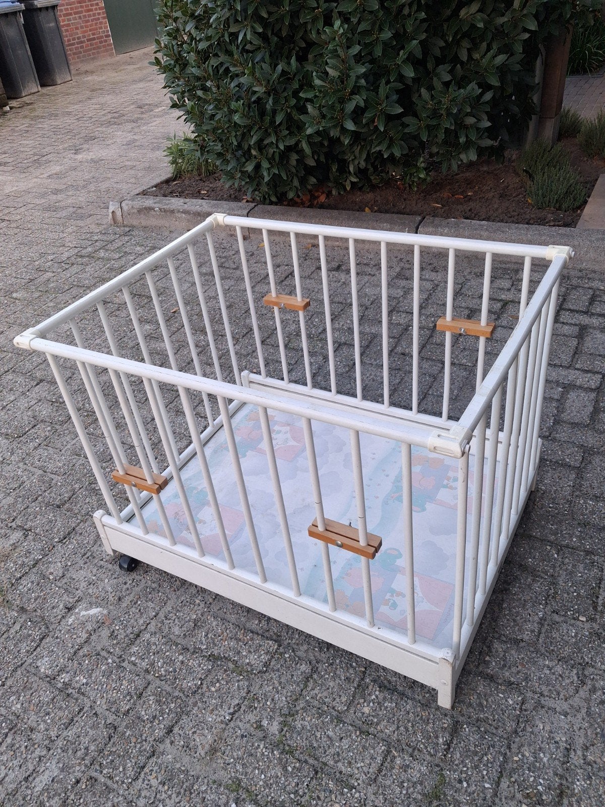 Witte houten box met wieltjes en verstelbare bodem, Ophalen, Gebruikt, Vierkant, In hoogte verstelbaar