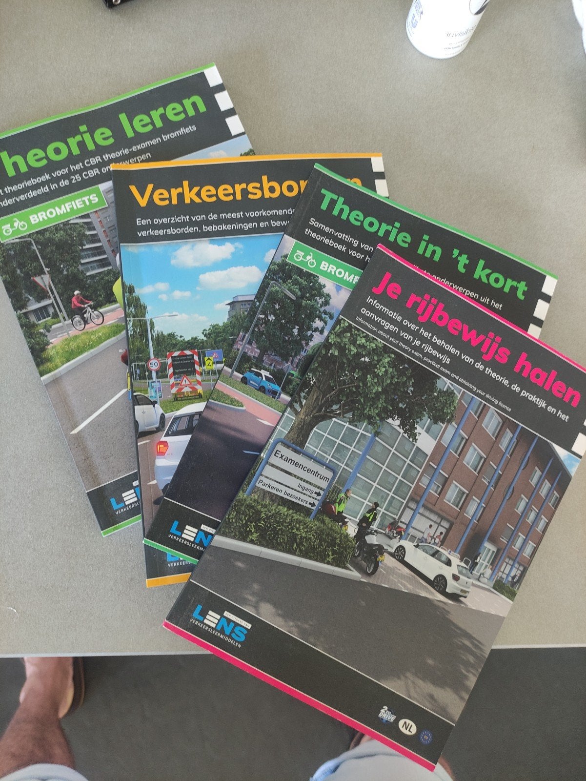 Bromfiets theorieboeken set (Lens Verkeersmiddelen), Ophalen of Verzenden, Zo goed als nieuw, Lens Verkeersmiddelen, Beta