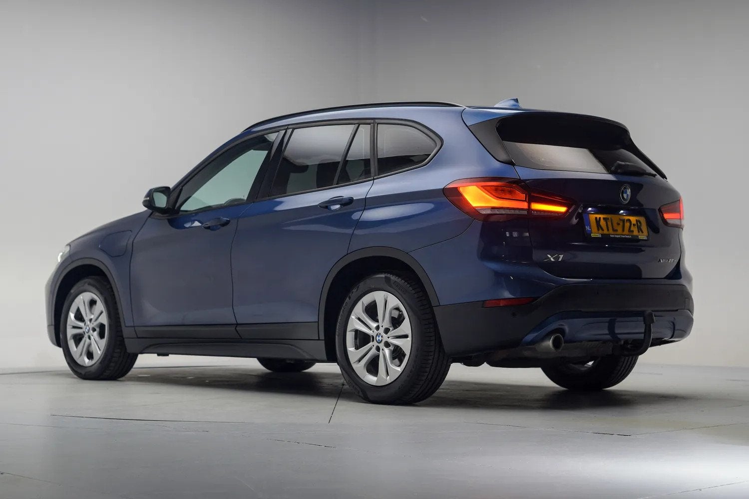 BMW X1 xDrive 25e Executive Aut. [ Navi LED Trekhaak ], Auto's, Dealer onderhouden, Gebruikt, 750 kg, Blauw