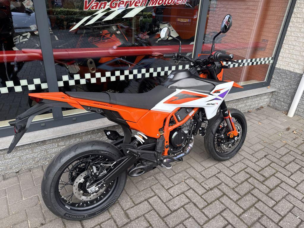 KTM 390 SMC R 2025, Bedrijf, SuperMoto