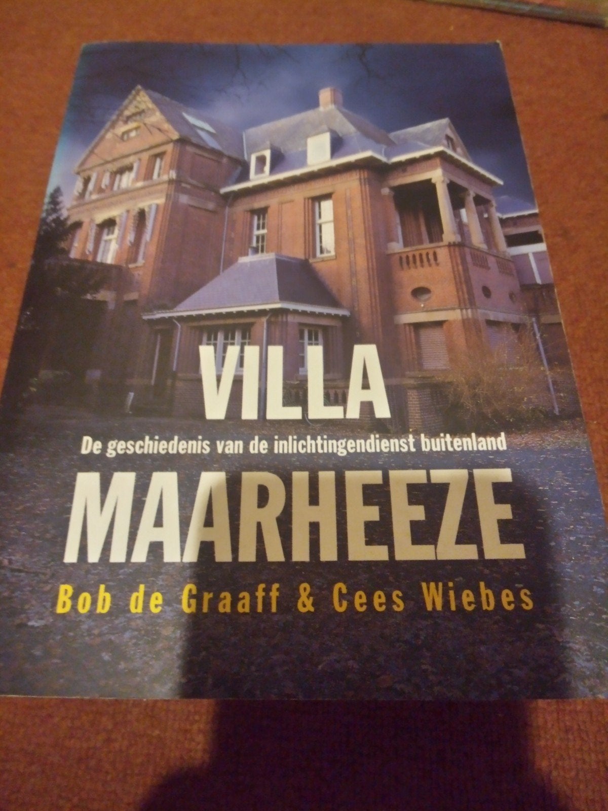 Villa Maarheeze: Geschiedenis van de inlichtingendienst, Boeken, Verzenden, 20e eeuw of later, Gelezen, Bob de Graaff & Cees Wiebes