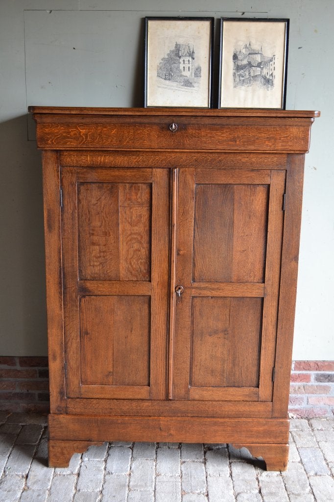 Prachtige antieke eiken houten Louis Philippe meidenkast.