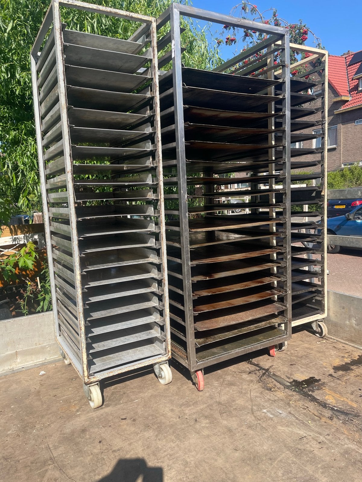 Regaalwagens met bakplaat, Ophalen