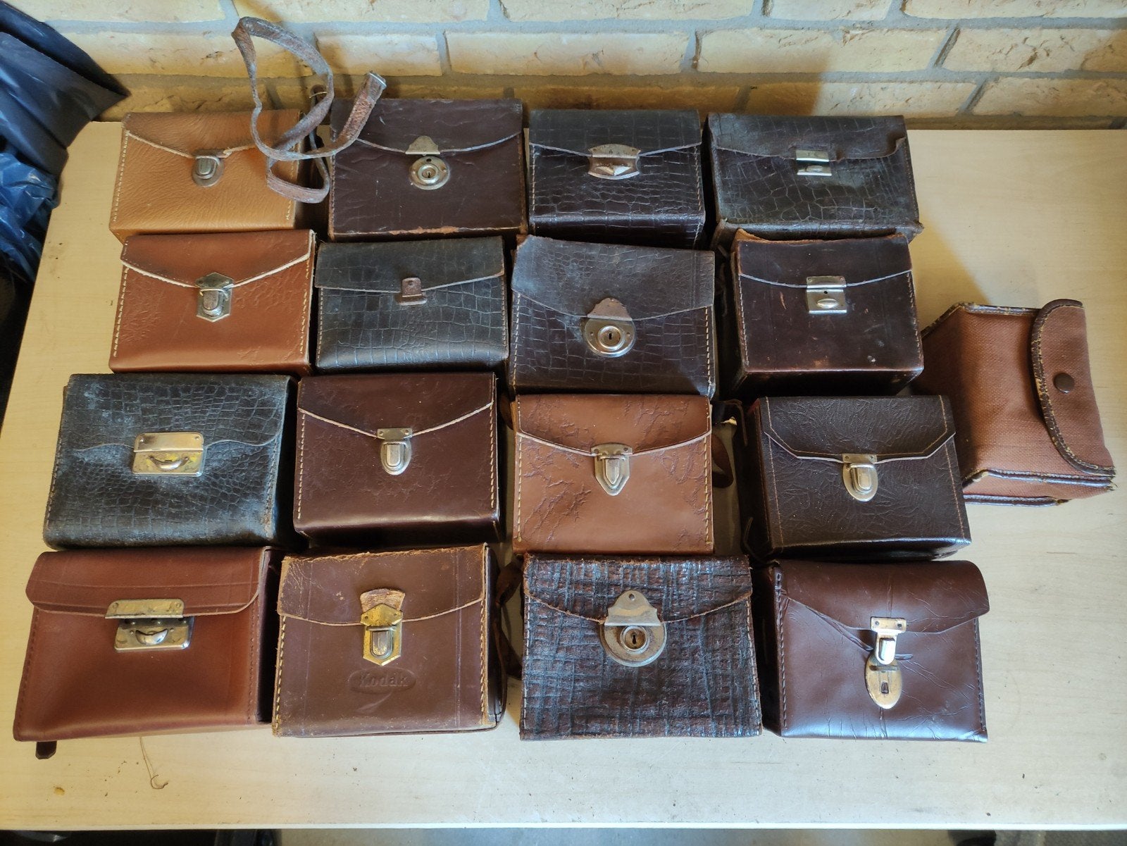 Partij van 17 hoesjes voor boxcamera's - €5 ps, Ophalen of Verzenden