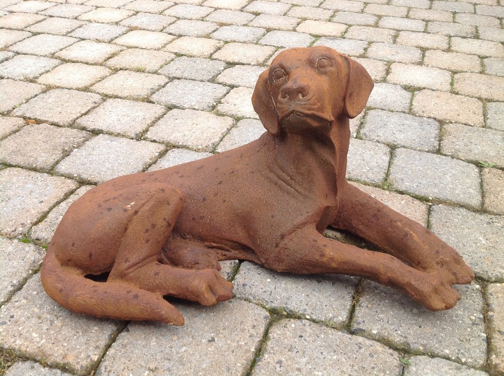 Liggende hond gemaakt van gietijzer , Tuin en Terras, Ophalen of Verzenden, Nieuw, Metaal, Dierenbeeld