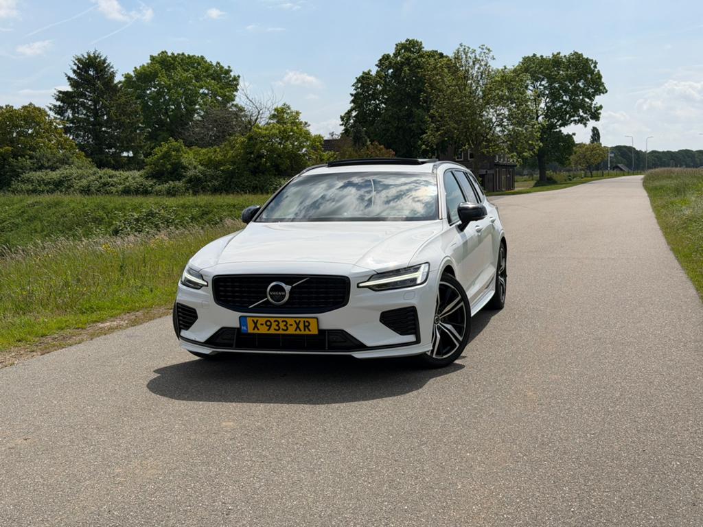 Volvo V60 T8 Recharge R-Design | B&W | Pano | Trekhaak, Automaat, Zwart, Wit, Plug-in hybride