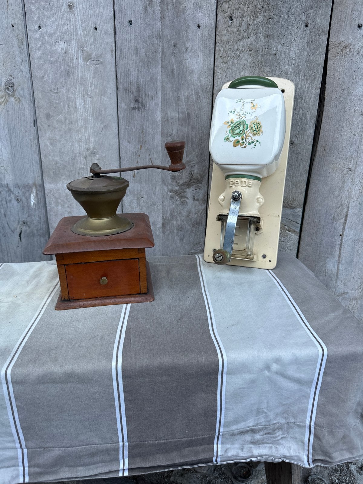 Vintage Koffiemolens: Pede Wandmodel & Houten Handmolen, Ophalen of Verzenden