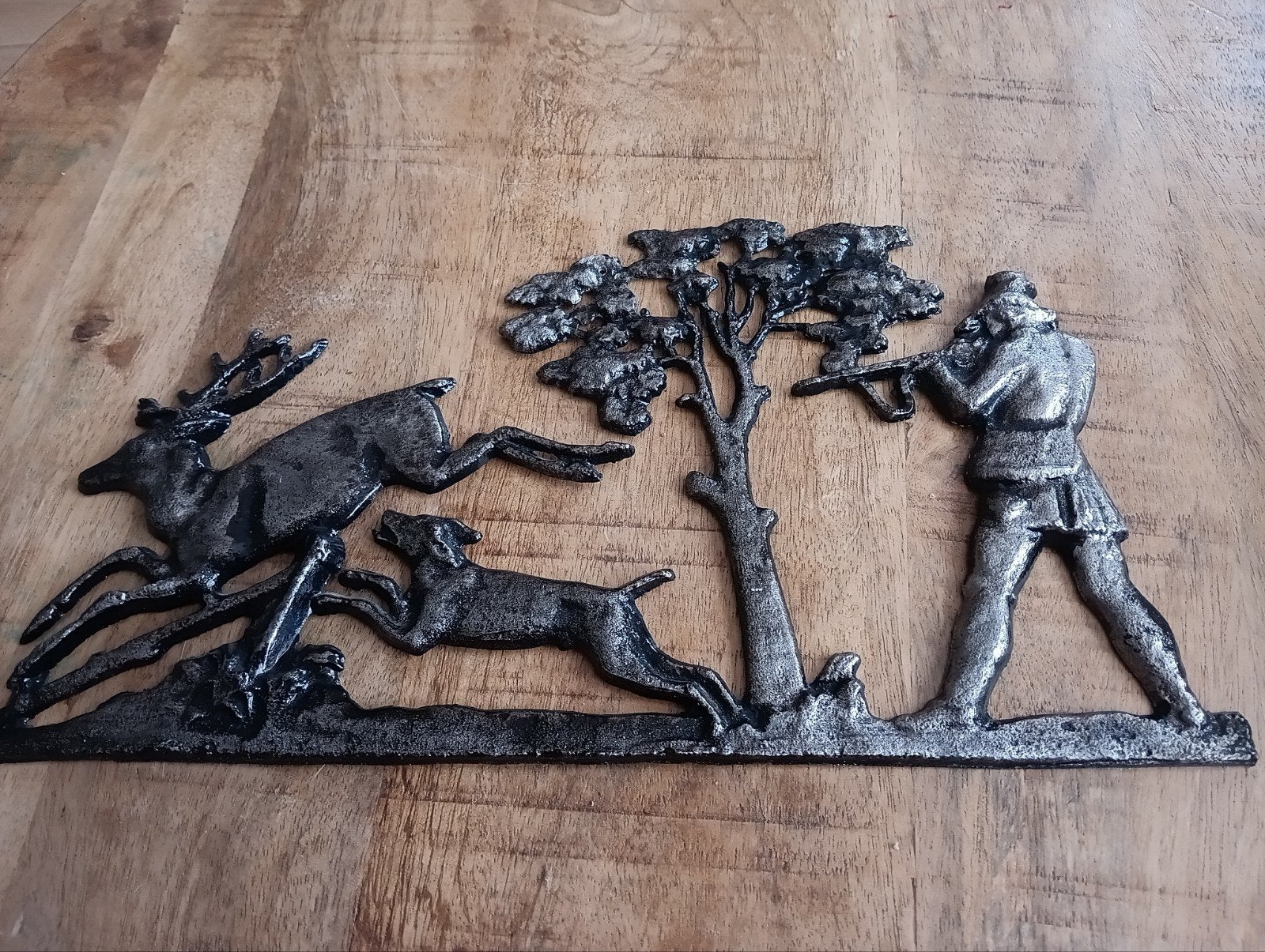 Metalen wansdrelief met jachtscene-Jager met hond en hert, Ophalen of Verzenden