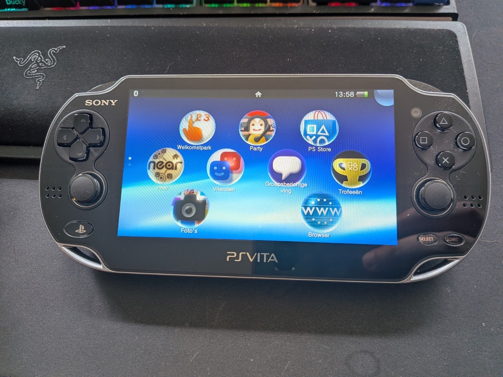 Sony PlayStation Vita WiFi OLED 1000 Zwart, Japans model aan, Spelcomputers en Games, Ophalen of Verzenden, Gebruikt, Zwart