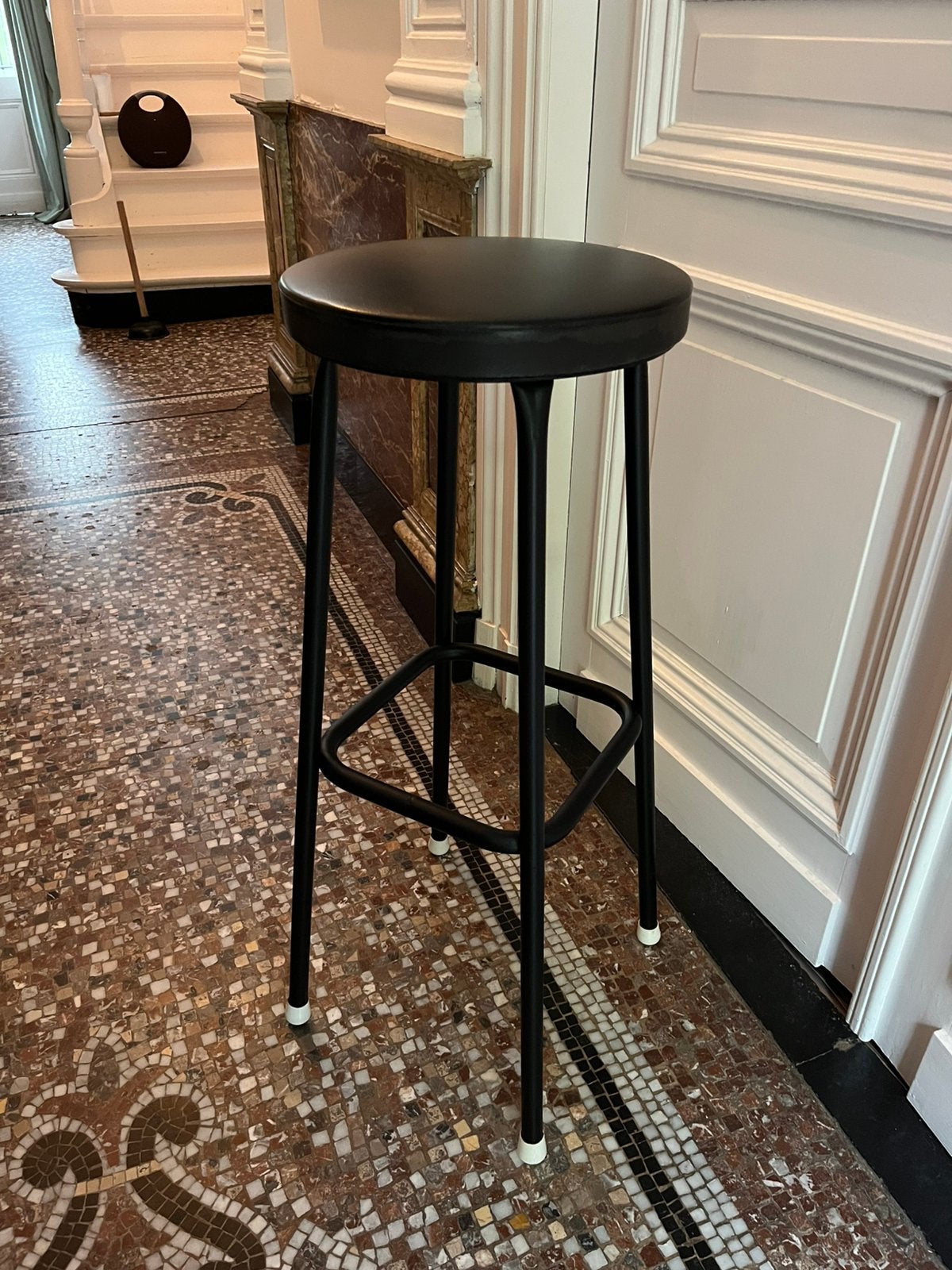 PRACHTIGE VINTAGE KRUK BARKRUK HOOG ZWART METAAL, Huis en Inrichting, Barkrukken, Ophalen, 60 tot 90 cm, Zo goed als nieuw, 1 kruk