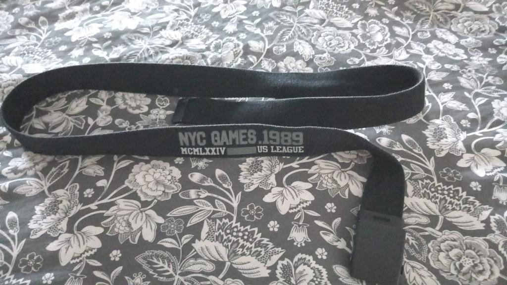 Zwarte stoffen riem met 'NYC GAMES 1989' opdruk, Kleding | Heren, Riemen en Ceinturen, Onbekend, Zwart, Ophalen of Verzenden, Zo goed als nieuw