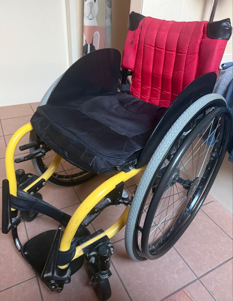 Sportieve rolstoel met vering, Diversen, Rolstoelen, Ophalen of Verzenden, Handbewogen rolstoel